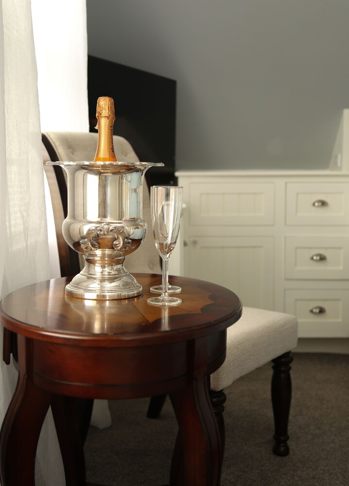 Book Almondy Inn In Newport Hotels Com Almondy Inn Newport Captain S Quarters 2 Bedroom Luxury Suite In Room