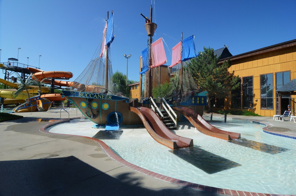 Book Polynesian Water Park Resort in Wisconsin Dells