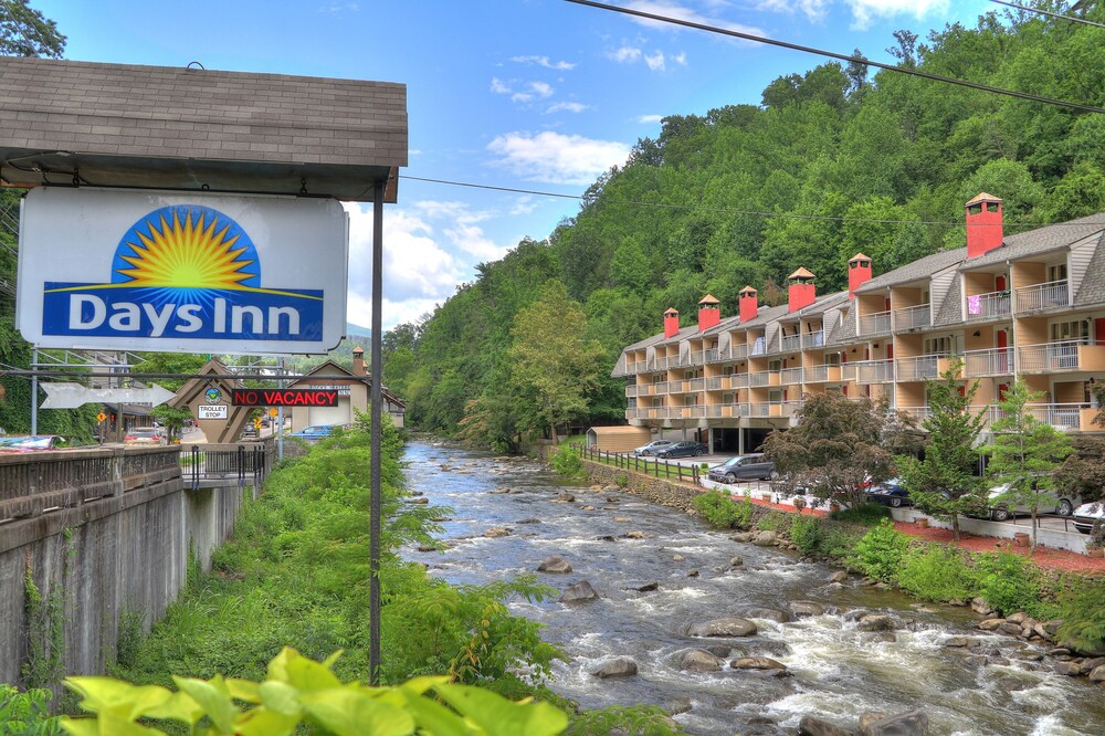 Book Days Inn By Wyndham Gatlinburg On The River In Days Inn By Wyndham Gatlinburg On The River