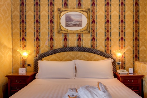 Hotel Raffaello Rome Info Photos Reviews Book At Hotels Com