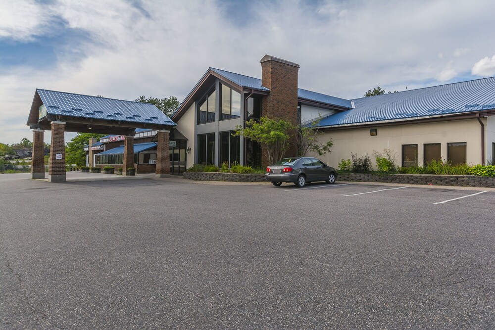 Book Super 8 Parry Sound In Hotels Super 8 Parry Sound