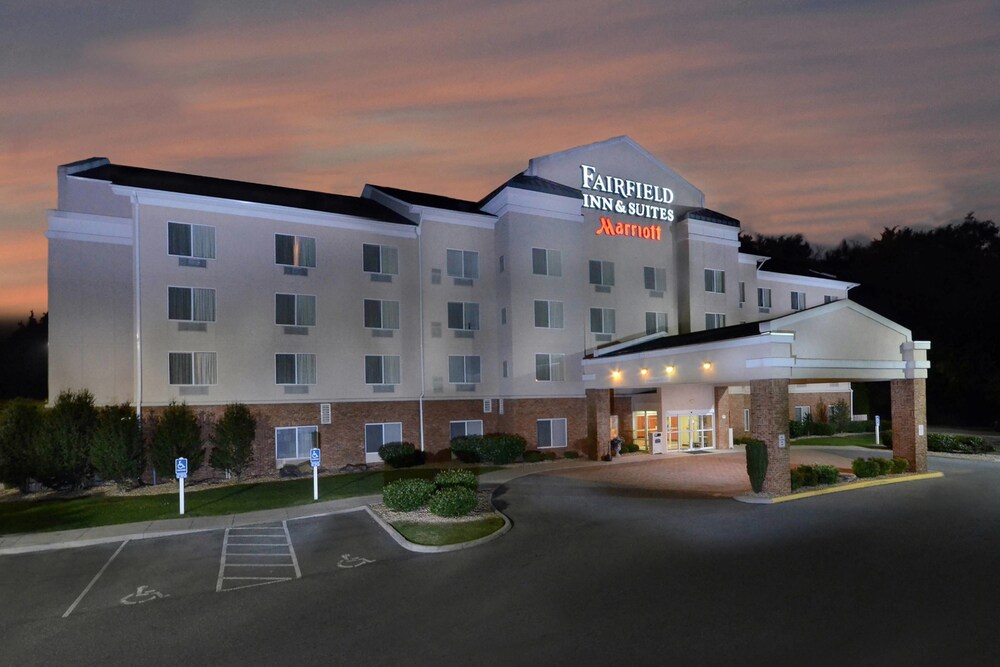 Book Fairfield Inn Suites By Marriott Roanoke Hollinsi-81 In Roanoke Hotelscom
