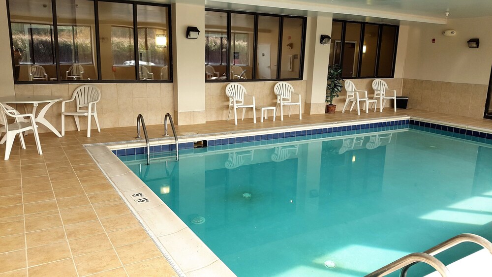 Book Comfort Suites Twinsburg In Hotels Comfort Suites Twinsburg Indoor Pool