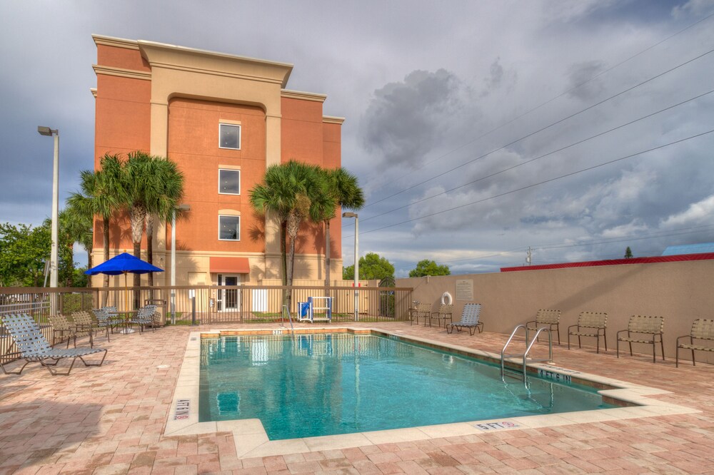 Book Hampton Inn & Suites Cape Coral/Fort Myers Area, FL in Cape