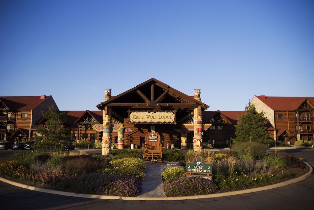 Niagara Falls weather essentials Hotel deals in Niagara Falls, NY: Discover the best hotels in Niagara Falls.