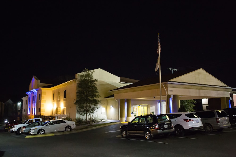 Book Holiday Inn Express Hotel Suites Chattanooga Hixson In Holiday Inn Express Hotel Suites Chattanooga Hixson