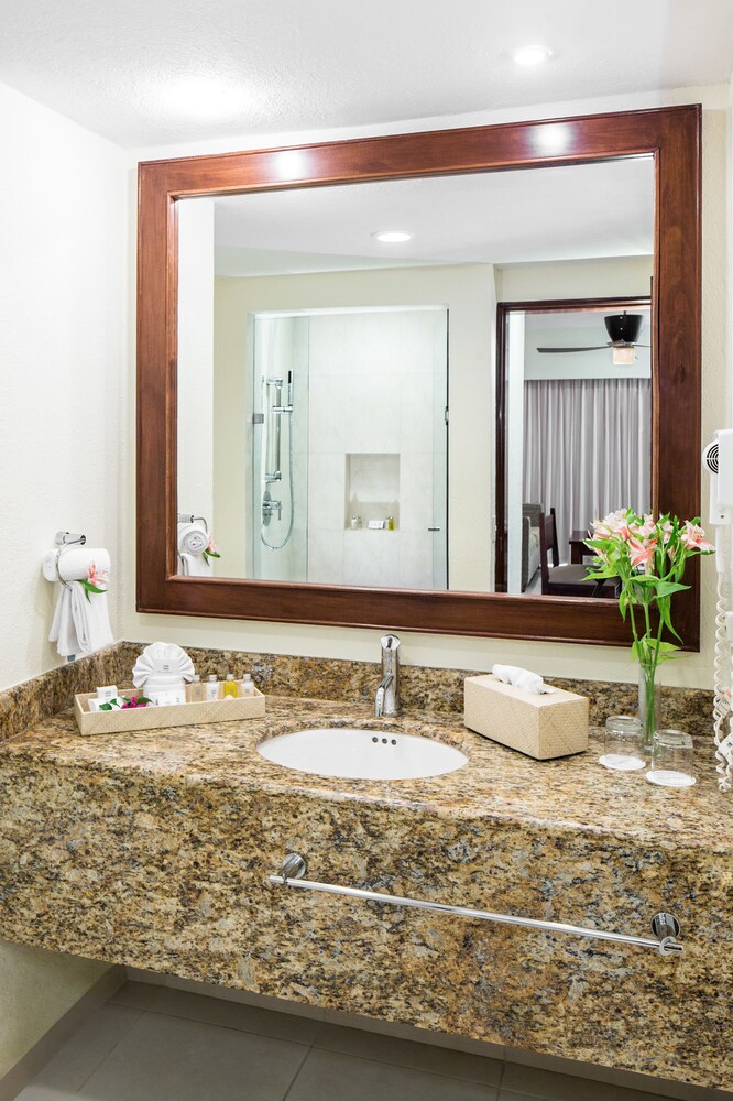 Book Bluebay Grand Esmeralda All Inclusive In Playa Del Carmen Hotels Com