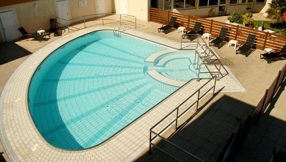 ホテル ド ラ プワン ド ムスティラン ロジ ド フランス フゥエナン の宿泊予約 ホテルズドットコム