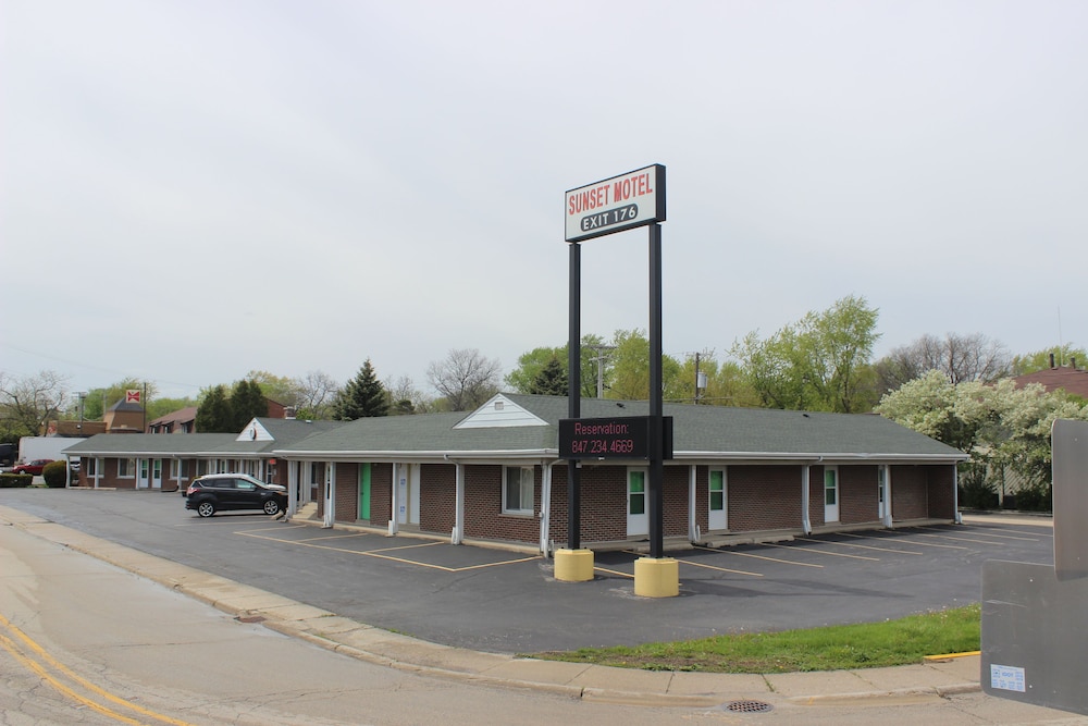 Book Sunset Motel In Lake Bluff Hotels Sunset Motel Lake Bluff