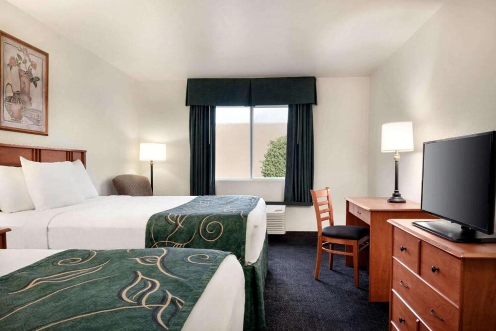 Book Travelodge By Wyndham Clinton Valley West Court In Clinton Hotels Com