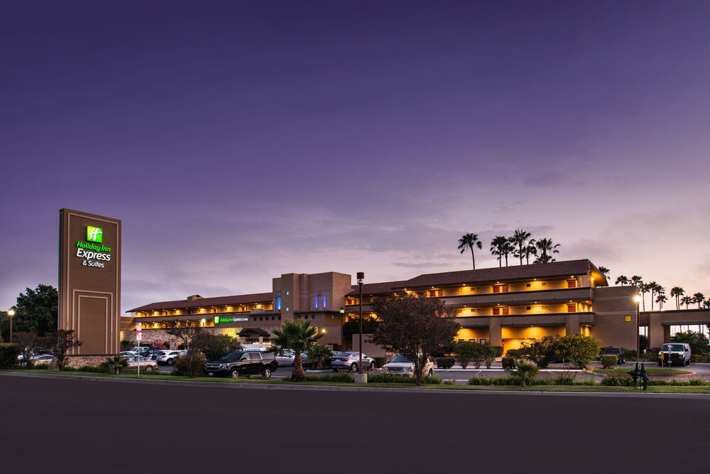 Book Holiday Inn Express Hotel Suites Ventura In Hotels Holiday Inn Express Hotel Suites Ventura