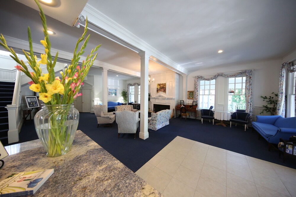 Book Colonial Inn In Harbor Springs Hotels Colonial Inn In Harbor Springs