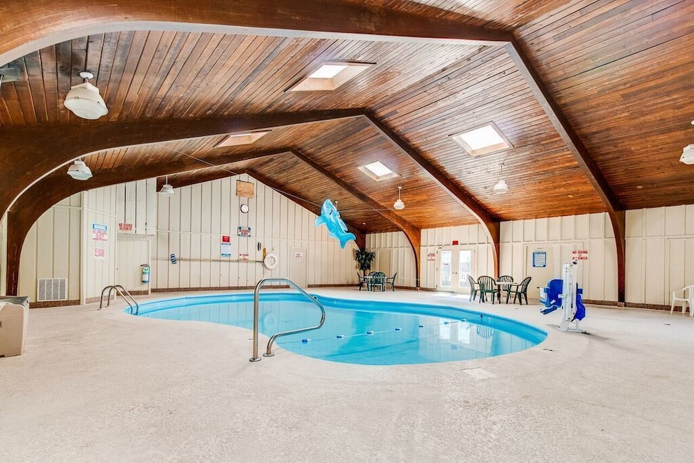 Book Equality Lodge In Rockford Hotels Equality Lodge Rockford Indoor Pool