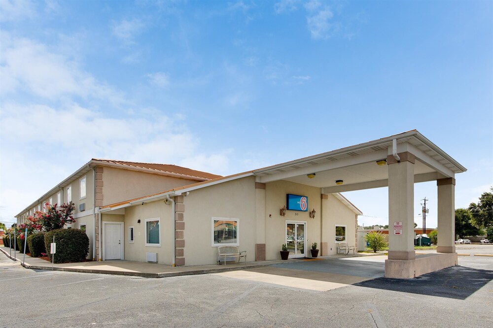 Book Motel 6 Hinesville Ga In Hotels Motel 6 Hinesville Ga