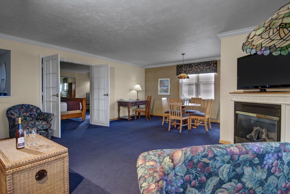 Book Cherry Tree Inn Suites In Traverse City Hotels Com