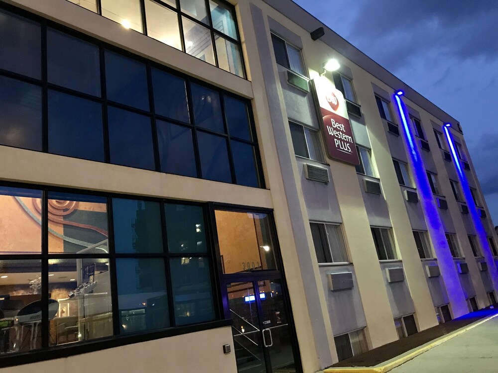 Book Best Western Plus Brooklyn Bay Hotel In Hotels Best Western Plus Brooklyn Bay Hotel Interior Entrance