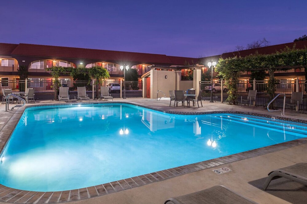 Book Laurel Inn Motel in Salinas