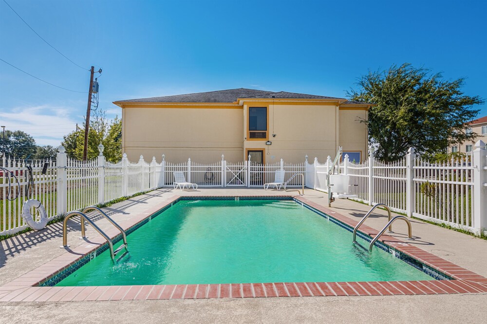 Book Motel 6 Abbeville La In Lafayette Hotels Motel 6 Abbeville La Pool