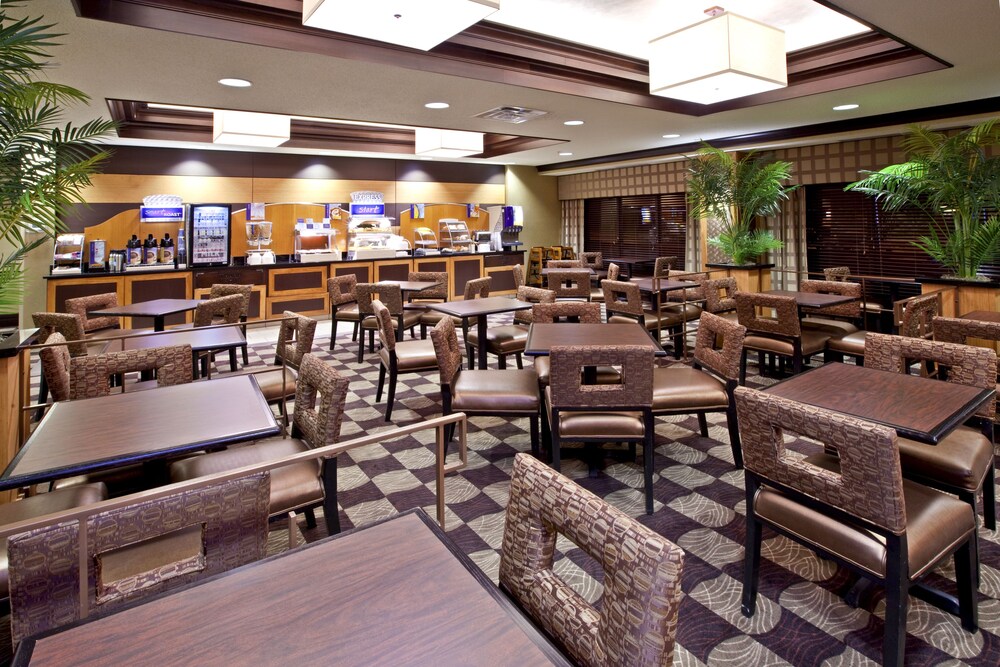 Book Holiday Inn Express & Suites Seymour in Seymour Book Holiday Inn Express & Suites Seymour in Seymour