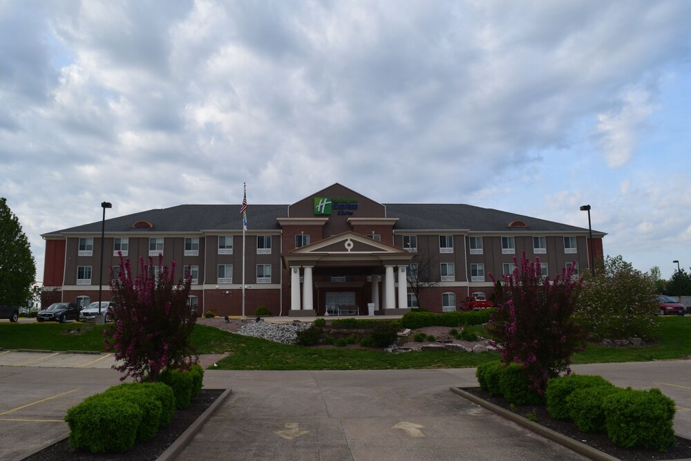 Book Holiday Inn Express Hotel Suites Sparta In Hotels Holiday Inn Express Hotel Suites Sparta