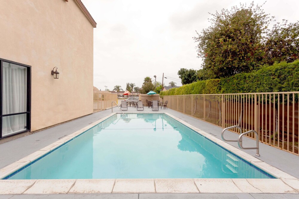 Book Howard Johnson Hotel Suites By Wyndham Pico Rivera In Los Howard Johnson Hotel Suites By Wyndham Pico Rivera