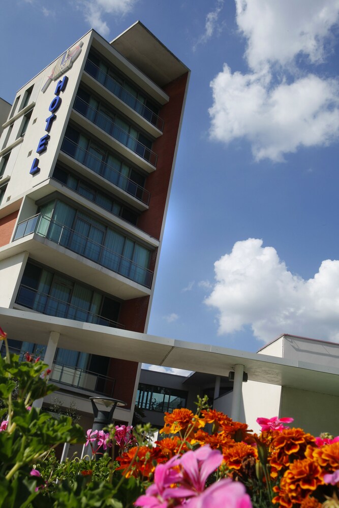 Hotel Du Pasino Saint Amand Les Eaux Saint Amand Les Eaux Info Photos Reviews Book At Hotels Com Compte officiel du pasino de st amand. hotels com