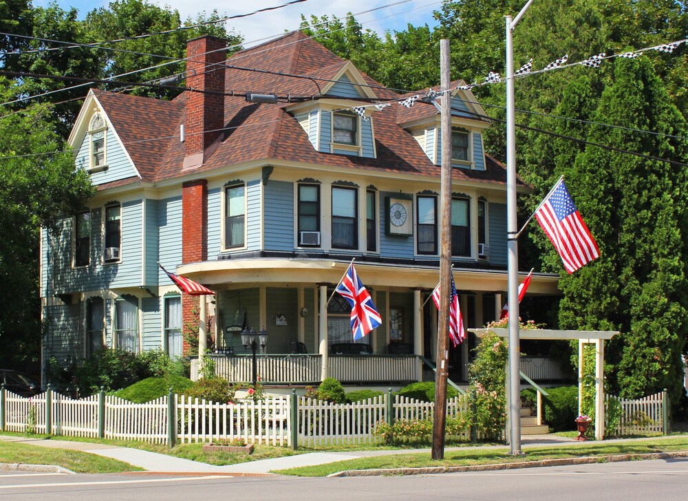 Book The Red Kettle Inn Bed and Breakfast in Watkins Glen Book The Red Kettle Inn Bed and Breakfast in Watkins Glen