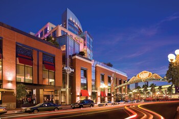 15 Closest Hotels To Petco Park In San Go