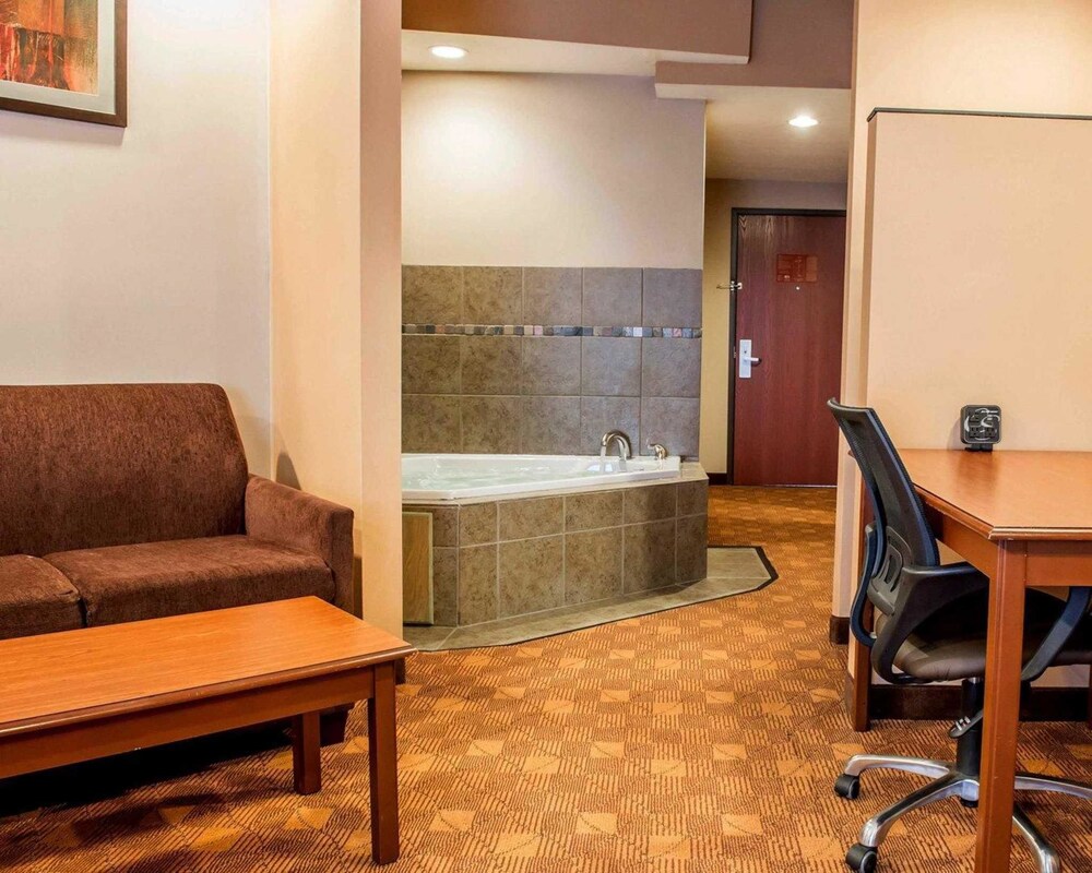 Book Comfort Suites Monaca In Monaca Hotelscom