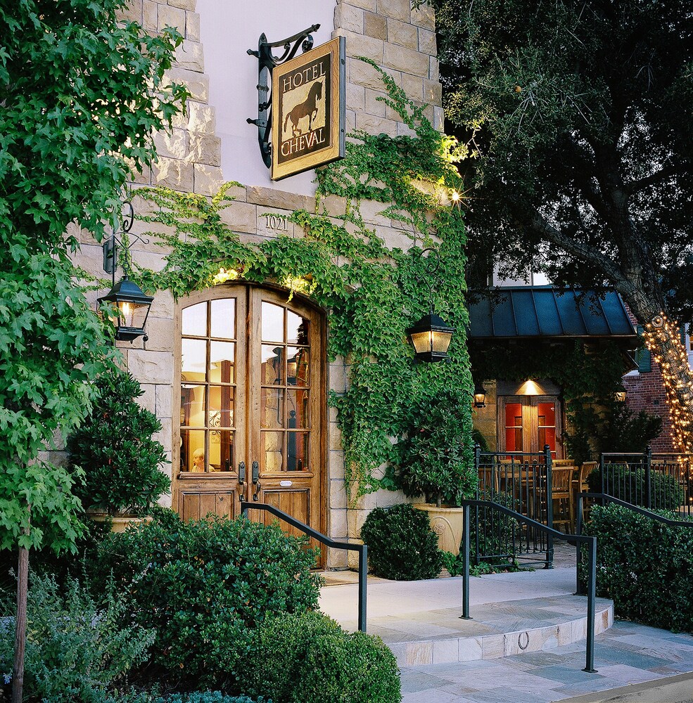 Book Hotel Cheval In Paso Robles Hotels Hotel Cheval Paso Robles Entrance