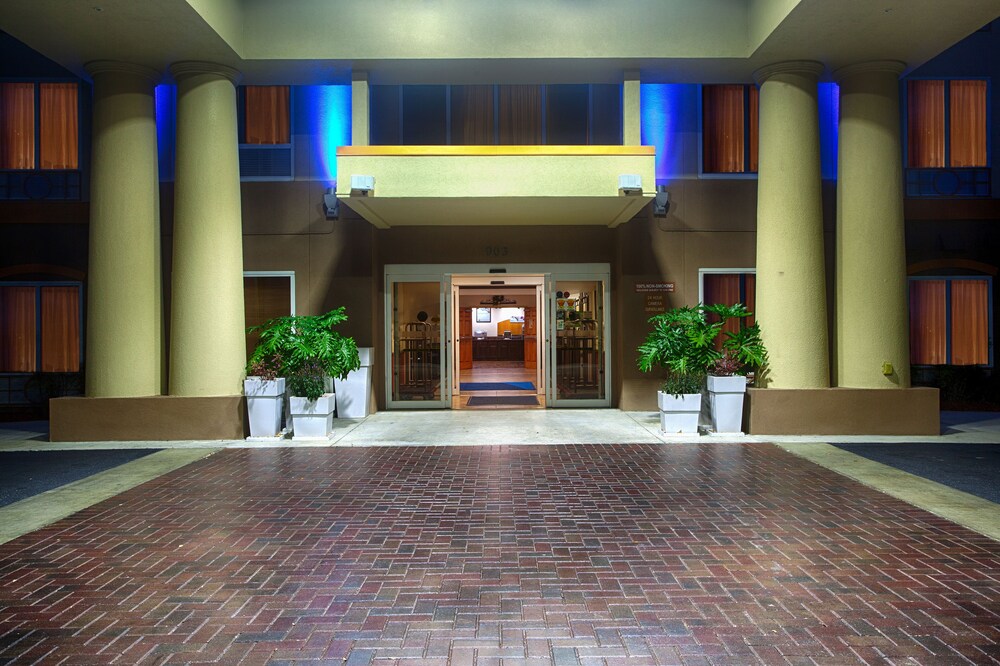 Book Holiday Inn Express Hotel & Suites Inverness in