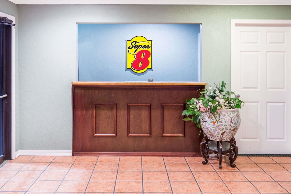 Book Super 8 Kinder La In Hotels Super 8 Kinder La Lobby