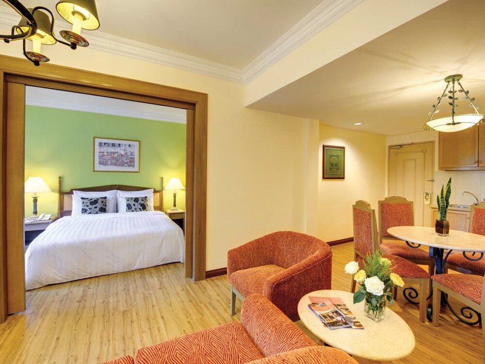 Book The Qamar Paka In Paka Hotels Com