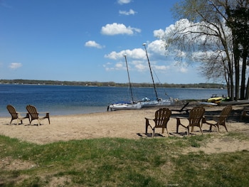Save With These Awesome Door County Hotel Deals Wisconsin Picture Of Beach Harbor Resort In Sturgeon Bay