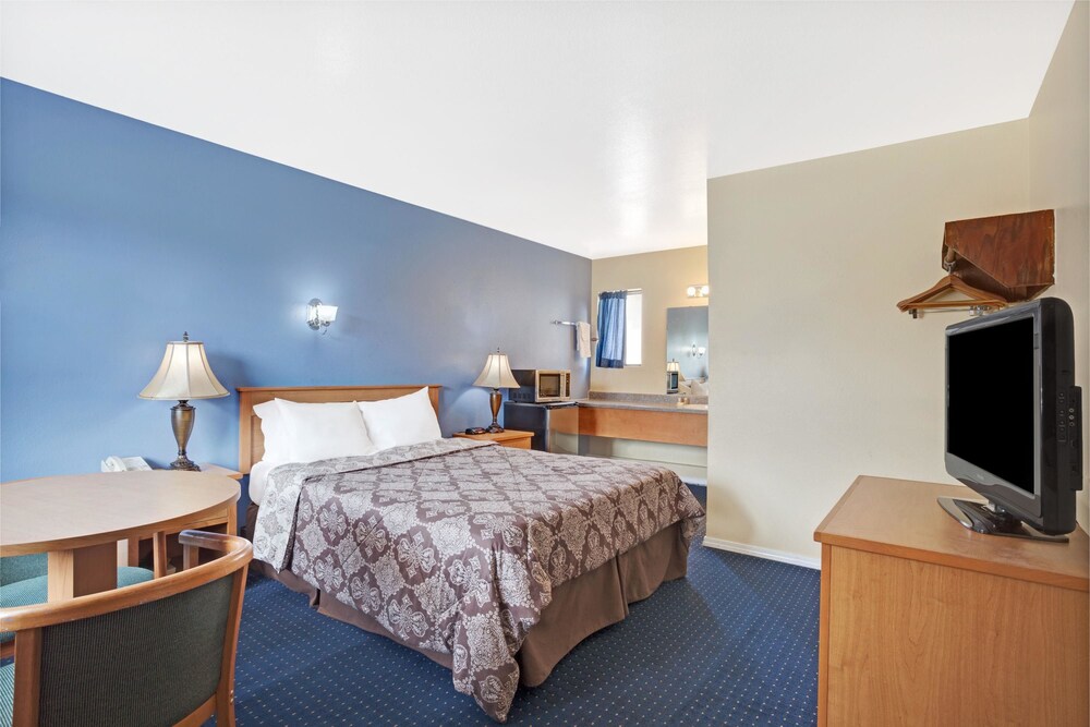 Book Days Inn By Wyndham Seattle North Of Downtown In Days Inn By Wyndham Seattle North Of Downtown Standard Room 1 Queen