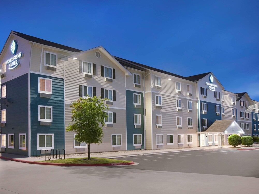 Book Woodspring Suites Indianapolis Lawrence In Woodspring Suites Indianapolis Lawrence Hotel Front Evening Night