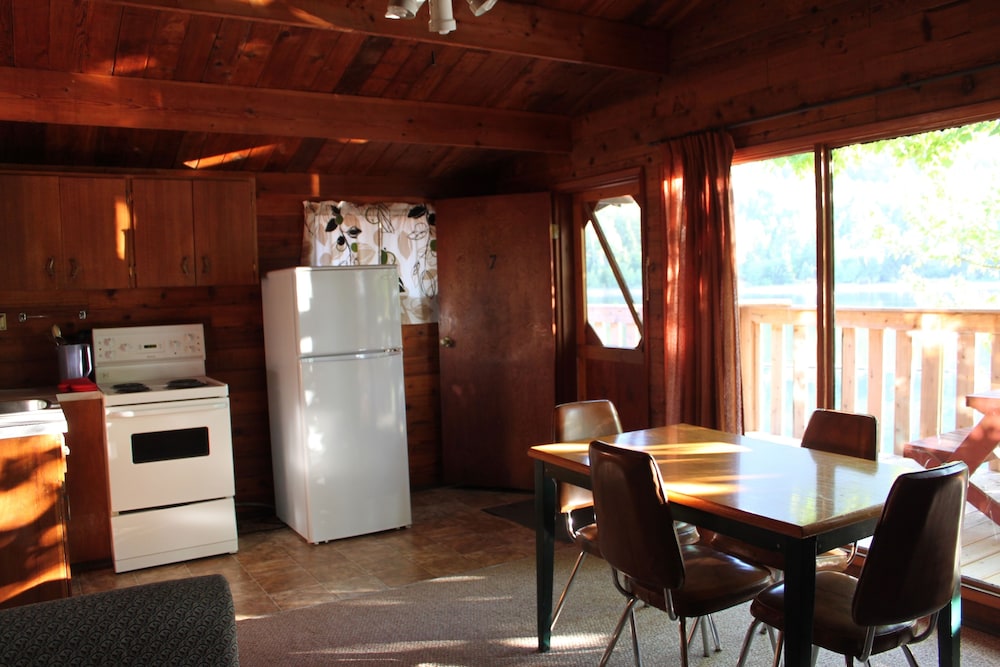 Book Indian Point Cabins On Adams Lake In Chase Hotels Indian Point Cabins On Adams Lake Chase Cabin In Room Dining
