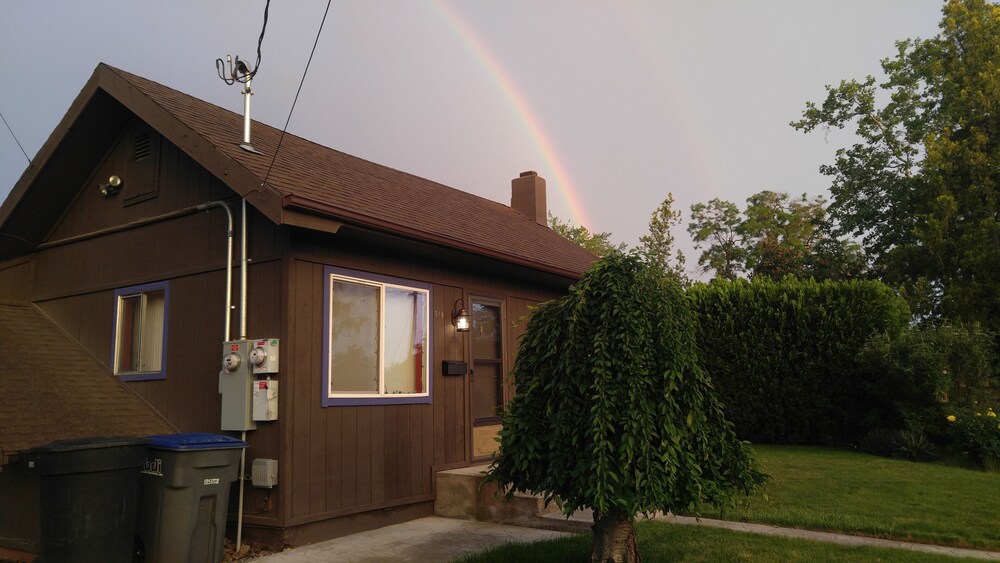 blue street cottage: centrally located between whitman college