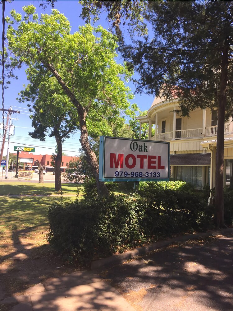 Book The Oak Motel In La Grange Hotels The Oak Motel La Grange Hotel Front