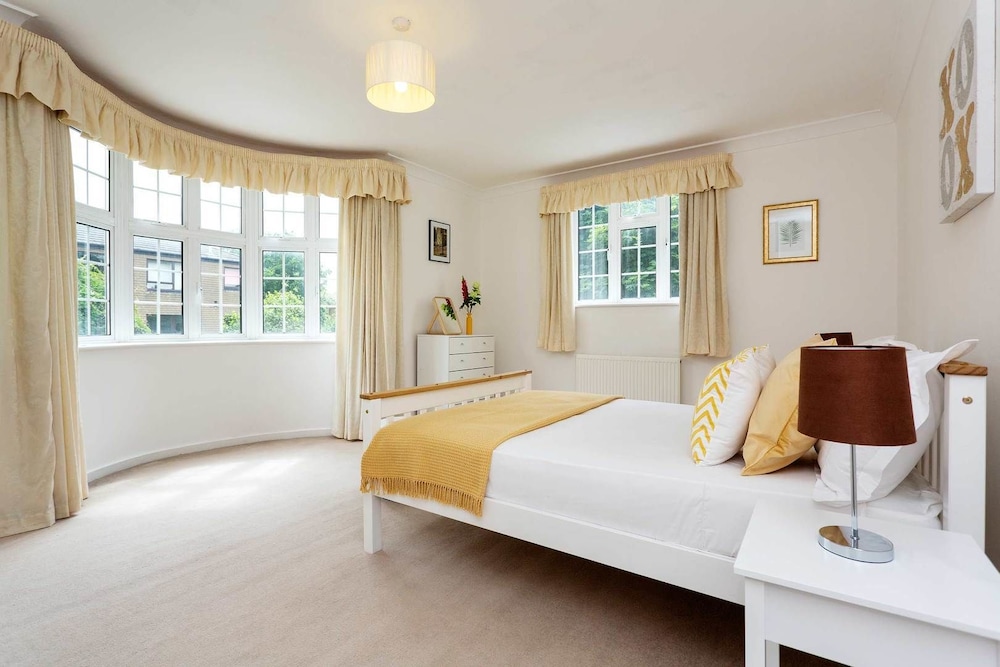 Veeve Wimbledon Close London United Kingdom Hotel Veeve Wimbledon Close London Apartment 3 Bedrooms The Downs