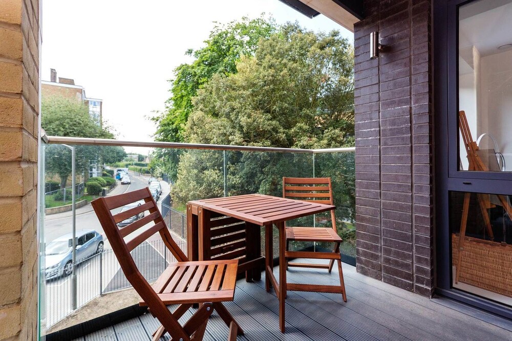 Veeve Putney Heath London Info Photos Reviews Book At Hotels Com Veeve Putney Heath London Apartment 2 Bedrooms Pipit Drive Putmey