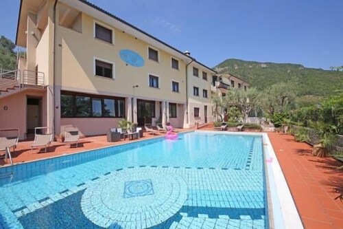 https://exp.cdn-hotels.com/hotels/20000000/19560000/19556900/19556813/d728cf92_y.jpg