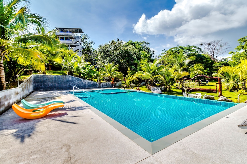 卡隆山热带花园酒店, 查龙, 室外游泳池