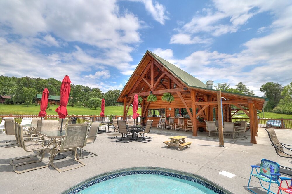 Book Tomahawk Lodge 3 Bedroom Cabin In Sevierville Hotels Com