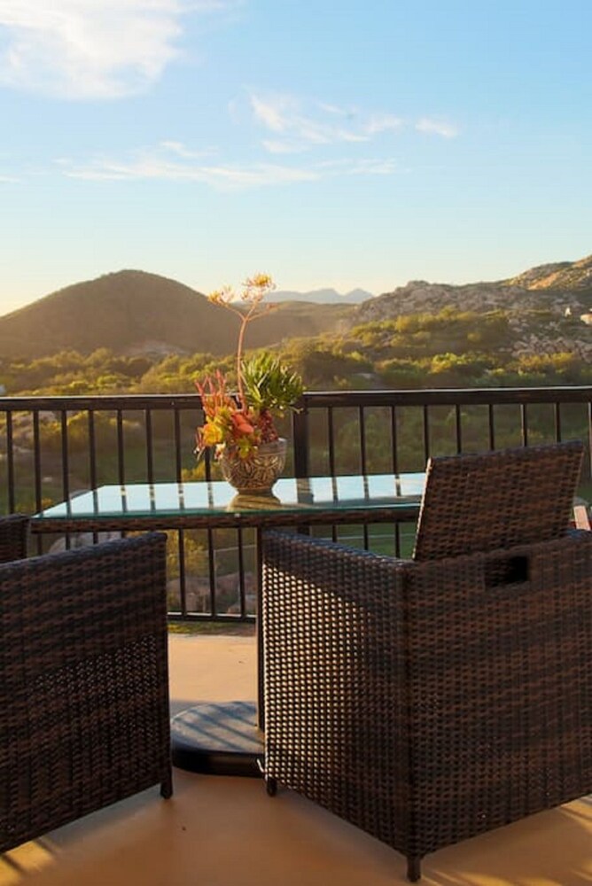 extra-comfy bed, satellite tv, fully stocked!