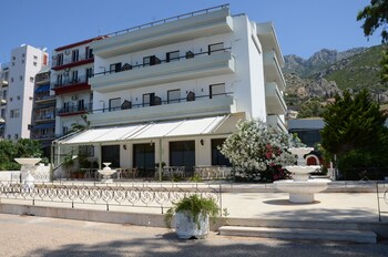 Φωτογραφία του Hotel Mon Repos, Λουτράκι-Άγιοι Θεόδωροι