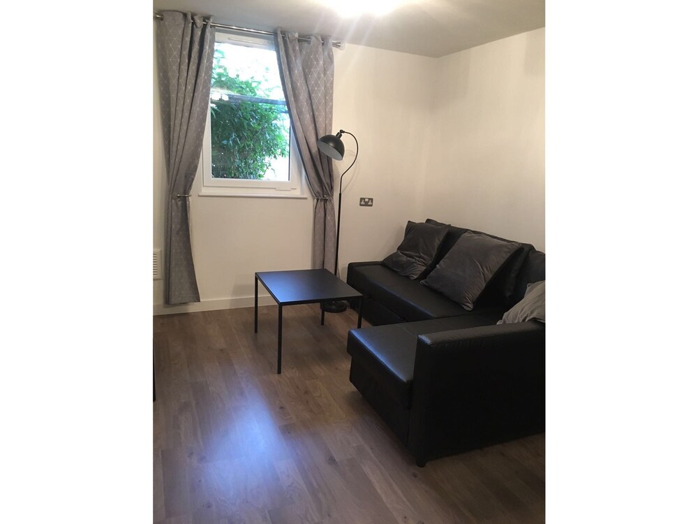 Book Marble Apartments Balham Hill In Mitcham Hotels Marble Apartments Balham Hill London Living Area