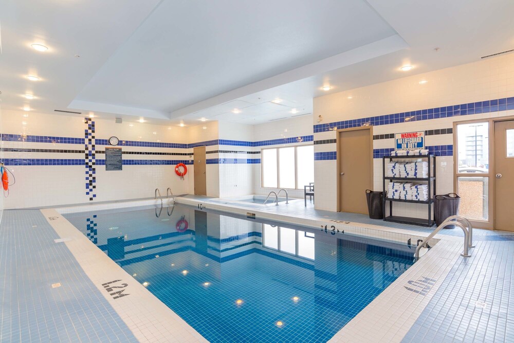 Book Sandman Signature Calgary Airport Hotel In Hotels Sandman Signature Calgary Airport Hotel Indoor Pool