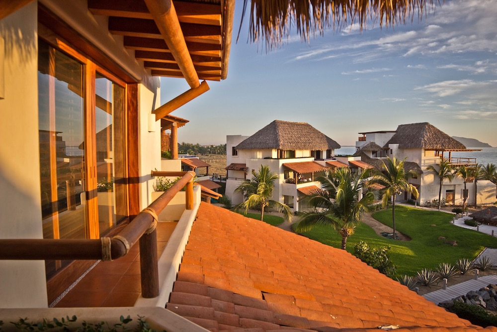 Book Las Palmas Luxury Villas in Zihuatanejo