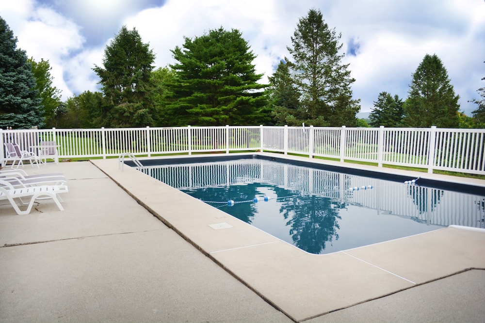 Book The Lodge At Lykens Valley In Millersburg Hotels The Lodge At Lykens Valley Millersburg Outdoor Pool